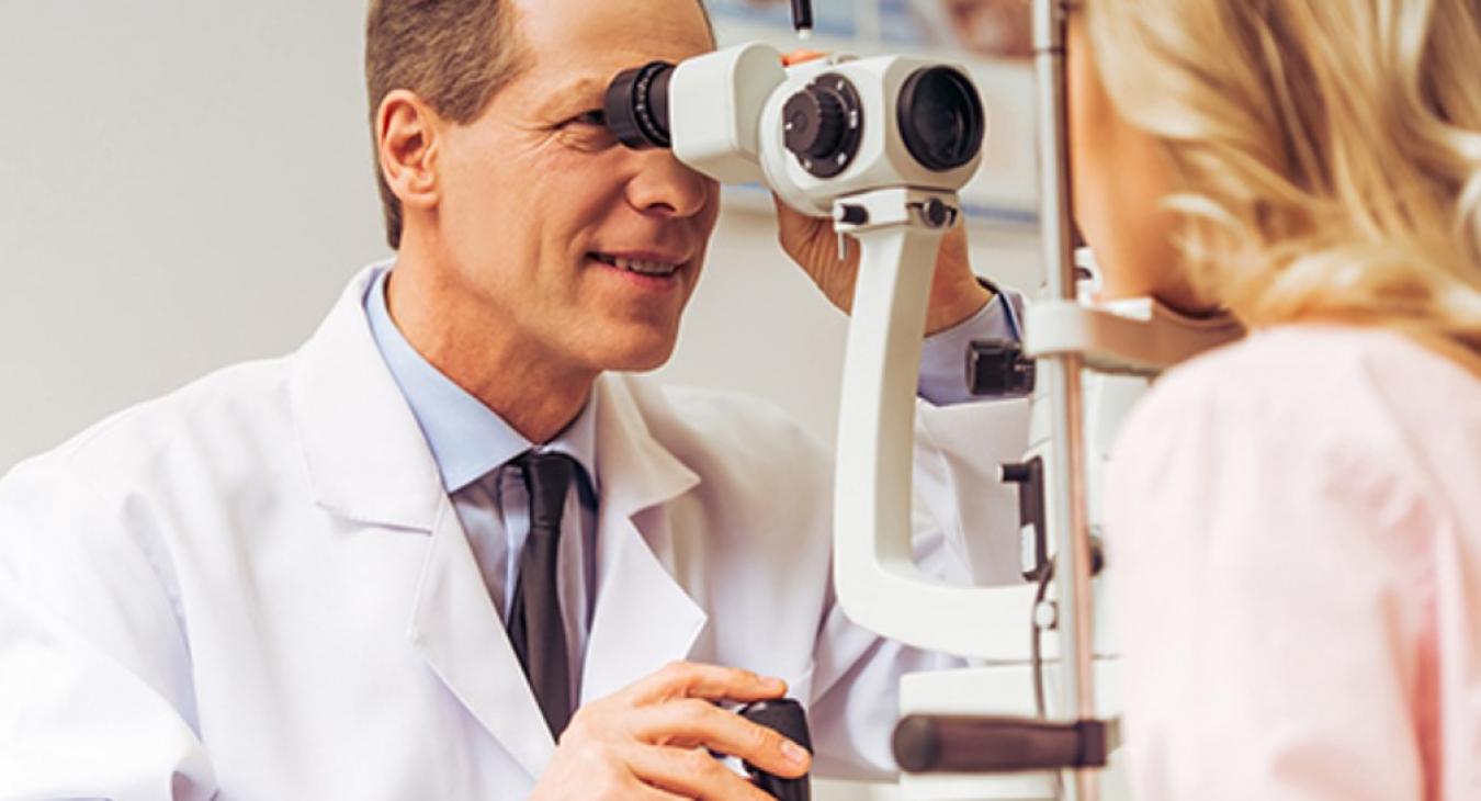 Escritorio bien organizado con iluminación lateral y pantalla a la altura correcta